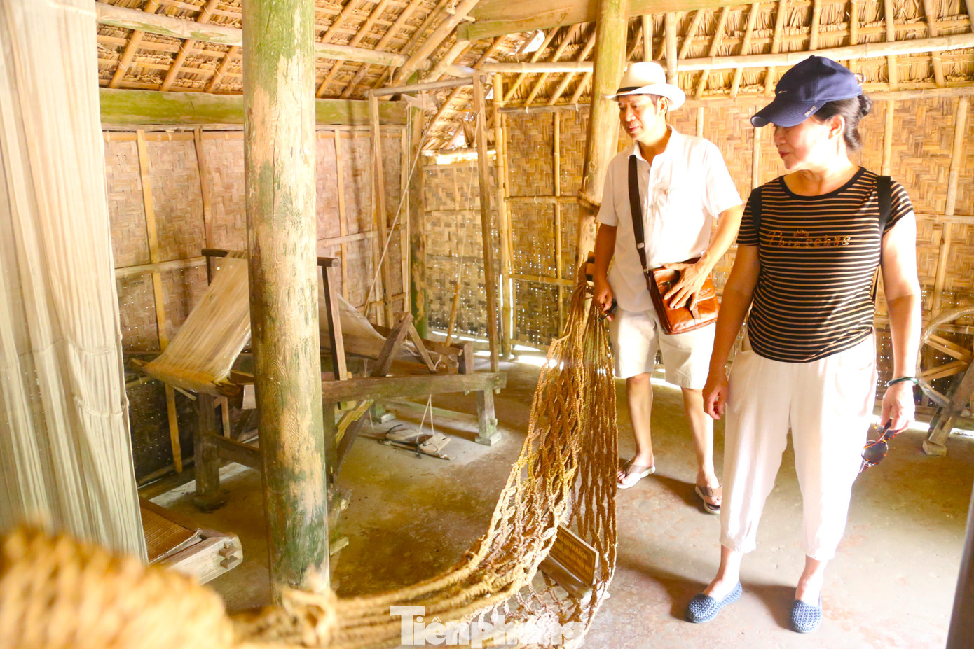 Mái nhà Bác từng sinh sống vẫn còn nguyên vẹn cùng các vật dụng gắn liền với nếp sinh hoạt giản dị, đơn sơ của Bác và các thành viên trong gia đình như: chiếc võng, khung cửi, chiếc rương gỗ... Đứng trước ngôi nhà đơn sơ, trước những kỷ vật bình dị đó, nhiều người không khỏi xúc động nghẹn ngào.