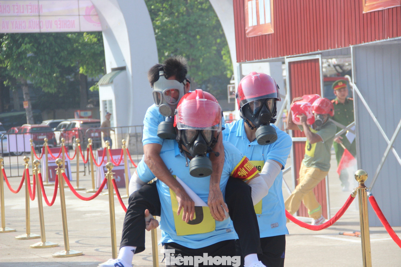 Cùng với việc khống chế đám cháy, công tác cứu người cũng nhanh chóng được triển khai.