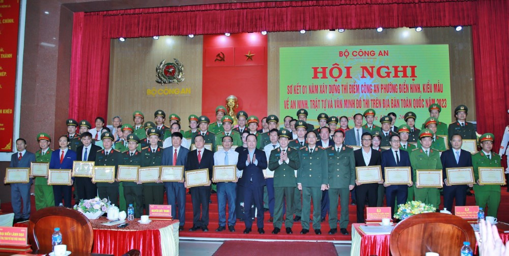 Trao tặng Bằng khen cho các tập thể, cá nhân đã có thành tích xuất sắc trong xây dựng công an phường điển hình, kiểu mẫu về an ninh trật tự và văn minh đô thị. Trao tặng Bằng khen cho các tập thể, cá nhân đã có thành tích xuất sắc trong xây dựng công an phường điển hình, kiểu mẫu về an ninh trật tự và văn minh đô thị.