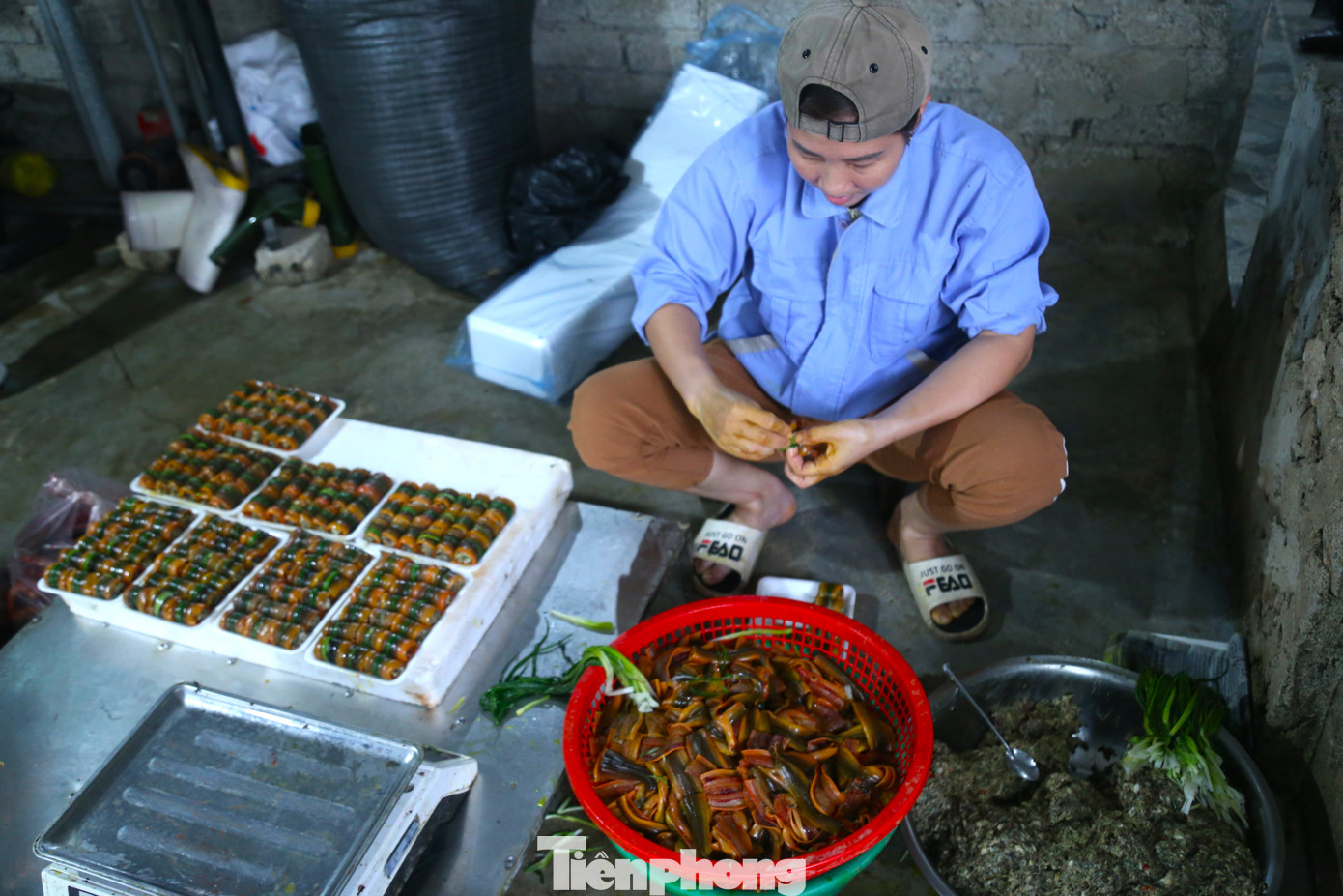 Cũng theo anh Thao, làm nghề này không phải đầu tư nhiều vốn, tiêu thụ nhanh, thu nhập khá. Hiện, cơ sở của anh có các sản phẩm từ lươn gồm: lươn ướp, lươn cuộn thịt, lươn sấy gia vị…, thị trường tiêu thụ toàn quốc. Cũng theo anh Thao, làm nghề này không phải đầu tư nhiều vốn, tiêu thụ nhanh, thu nhập khá. Hiện, cơ sở của anh có các sản phẩm từ lươn gồm: lươn ướp, lươn cuộn thịt, lươn sấy gia vị…, thị trường tiêu thụ toàn quốc.