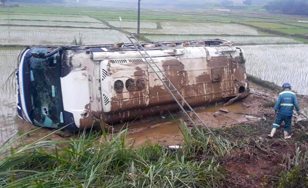 Người dân phá cửa kính, bắc thang giải cứu hành khách mắc kẹt khi xe lật xuống ruộng.