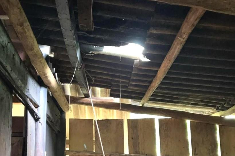 Mái nhà dân bị đá văng hư hỏng. Mái nhà dân bị đá văng hư hỏng.