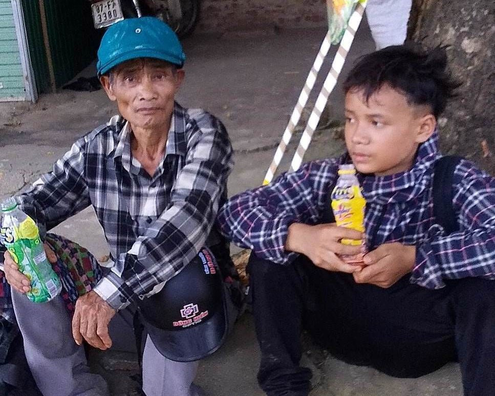 Hai người kiệt sức khi đi bộ hàng chục cây số. Hai người kiệt sức khi đi bộ hàng chục cây số.