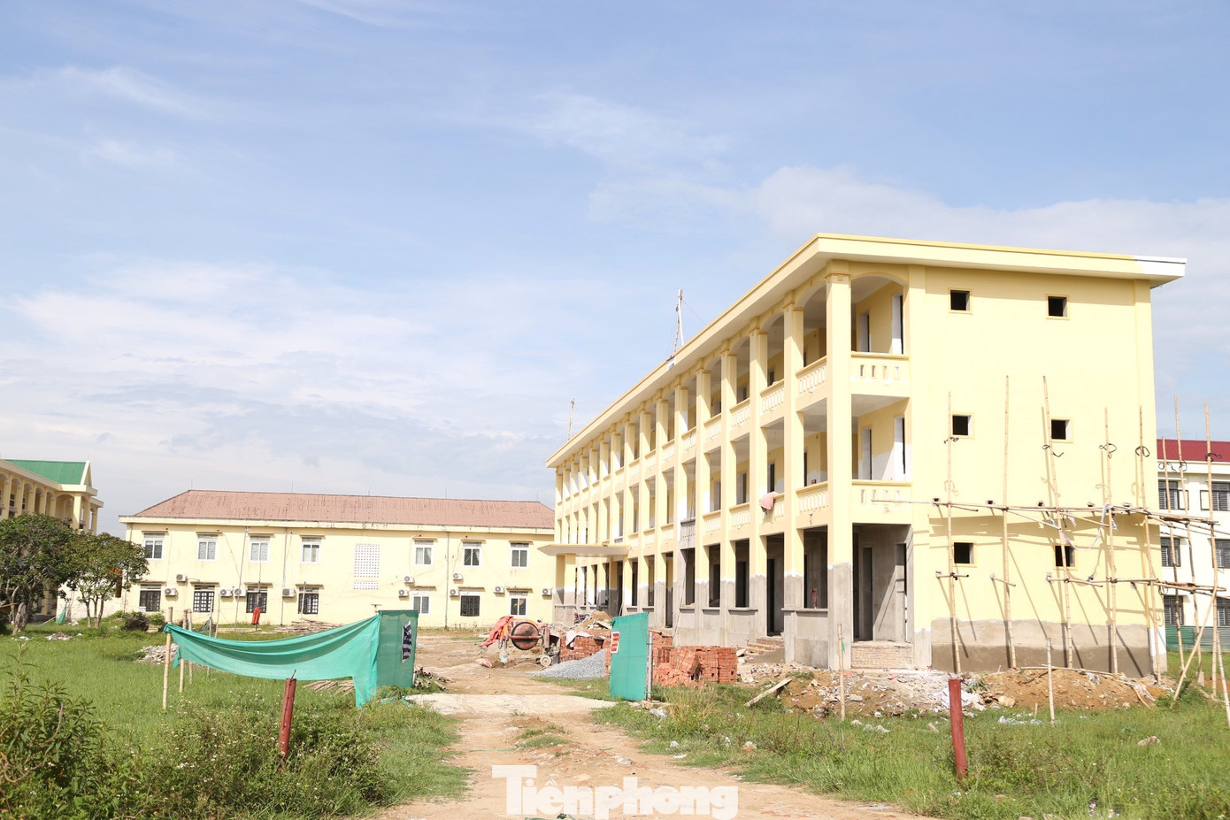 Ghi nhận của PV, tòa nhà 3 tầng với 18 phòng học đã xây dựng xong phần thô. Diện tích của tòa nhà này gần như đều xây dựng trên đất nông nghiệp của người dân. Theo đại diện đơn vị thi công, do người dân bức xúc kéo ra ngăn cản nên dự án có thời điểm bị đình trệ suốt 2 tháng.