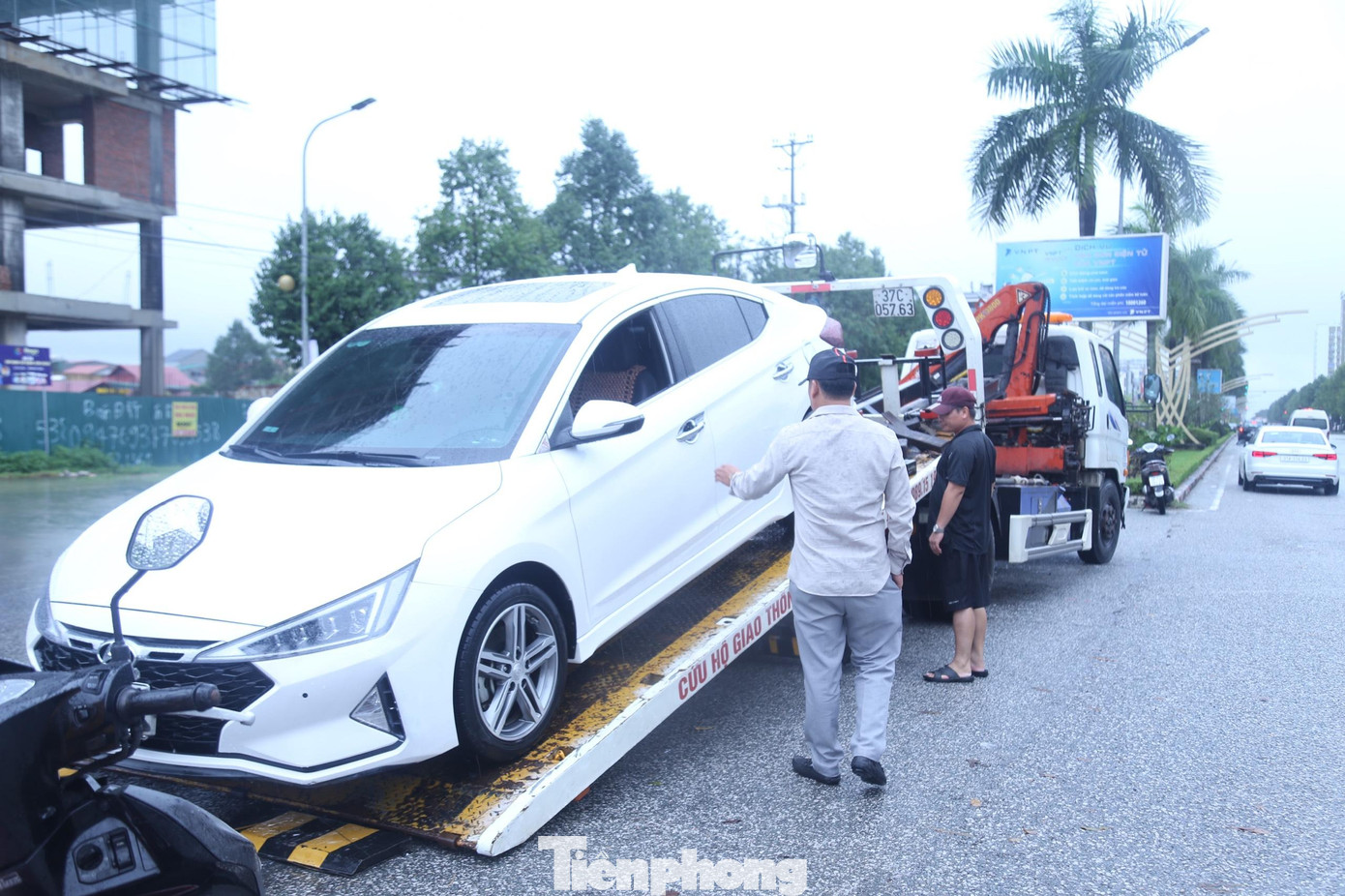 Nhiều ô tô chết máy trên đường Nhiều ô tô chết máy trên đường