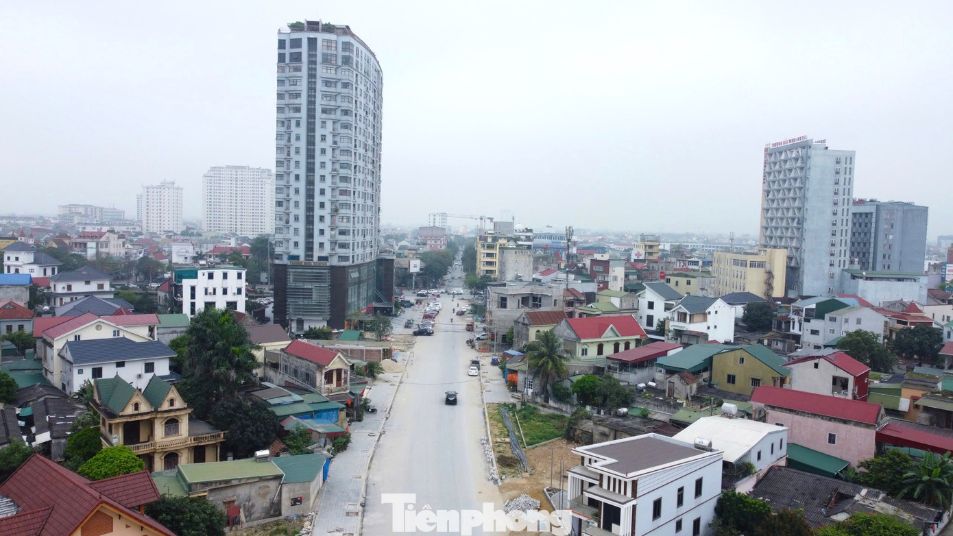 Dự án đường Lý Thường Kiệt kéo dài được cắm mốc từ năm 1994, là tuyến giao thông trọng điểm của TP Vinh (Nghệ An). Do nhiều khó khăn, vướng mắc, mãi đến năm 2023, dự án mới được triển khai theo hình thức hợp đồng BT (xây dựng - chuyển giao), dự kiến hoàn thành trong năm 2024. Tuy nhiên, đến thời điểm hiện tại, công trình vẫn dở dang và chưa rõ khi nào mới có thể hoàn thành. Dự án đường Lý Thường Kiệt kéo dài được cắm mốc từ năm 1994, là tuyến giao thông trọng điểm của TP Vinh (Nghệ An). Do nhiều khó khăn, vướng mắc, mãi đến năm 2023, dự án mới được triển khai theo hình thức hợp đồng BT (xây dựng - chuyển giao), dự kiến hoàn thành trong năm 2024. Tuy nhiên, đến thời điểm hiện tại, công trình vẫn dở dang và chưa rõ khi nào mới có thể hoàn thành.