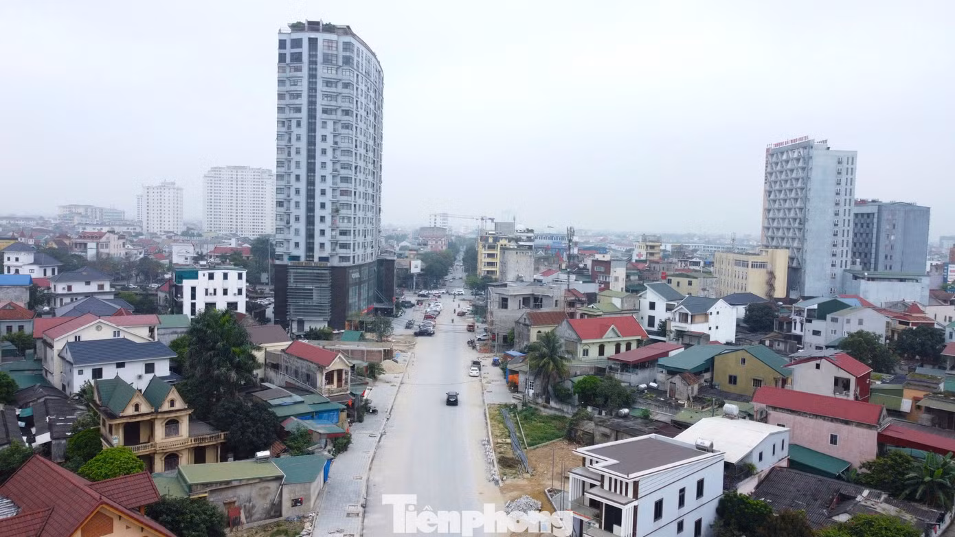 Dự án đường Lý Thường Kiệt kéo dài được cắm mốc từ năm 1994, là tuyến giao thông trọng điểm của TP Vinh (Nghệ An). Do nhiều khó khăn, vướng mắc, mãi đến năm 2023, dự án mới được triển khai theo hình thức hợp đồng BT (xây dựng - chuyển giao), dự kiến hoàn thành trong năm 2024. Tuy nhiên, đến thời điểm hiện tại, công trình vẫn dở dang và chưa rõ khi nào mới có thể hoàn thành.