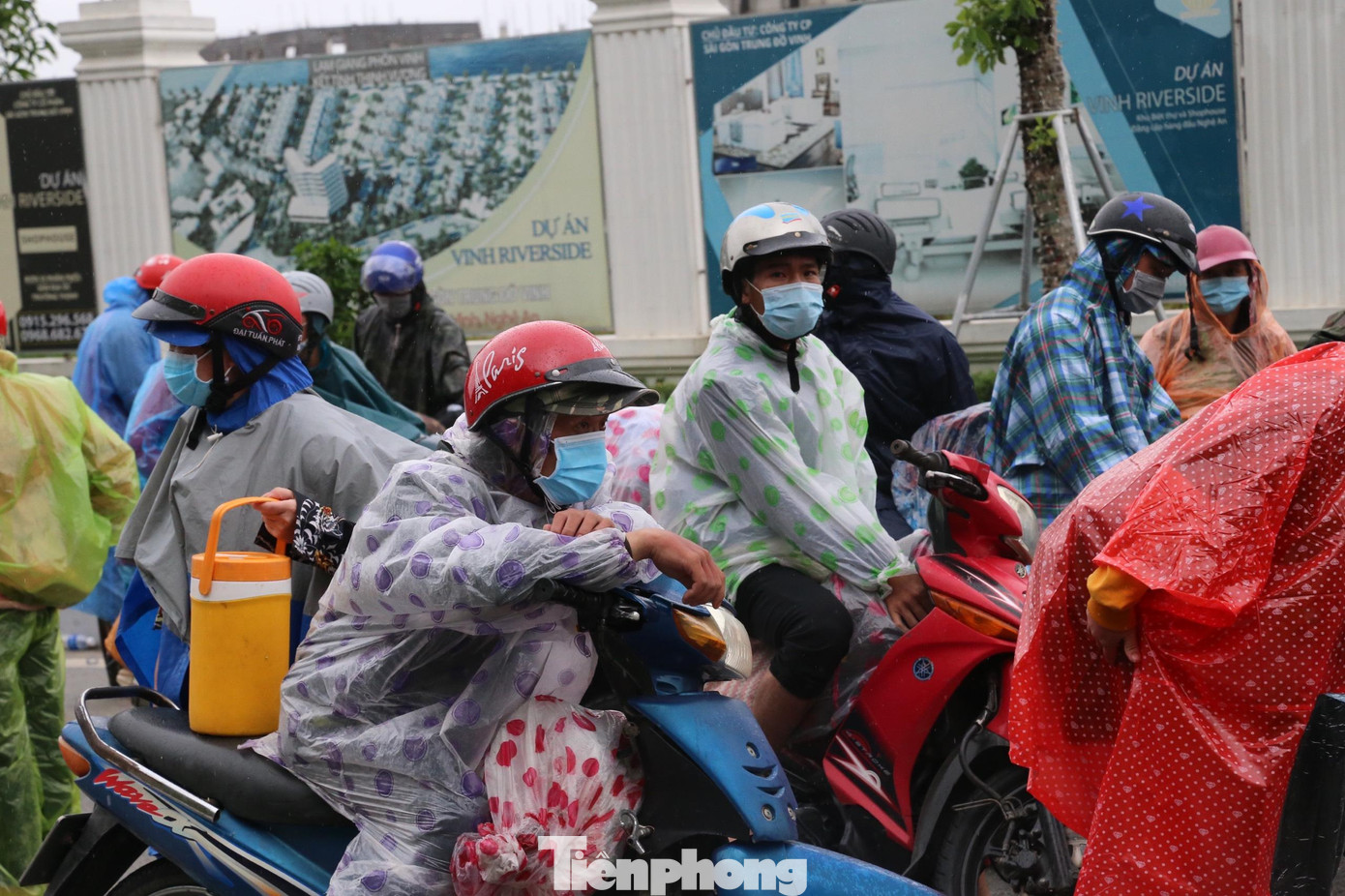 Đa số quê ở các tỉnh phía Bắc, trên hành trình về quê, họ đã vượt khoảng 1.000 km từ TPHCM và các tỉnh phía Nam đến Nghệ An và sẽ tiếp tục di chuyển thêm hàng trăm km. Đa số quê ở các tỉnh phía Bắc, trên hành trình về quê, họ đã vượt khoảng 1.000 km từ TPHCM và các tỉnh phía Nam đến Nghệ An và sẽ tiếp tục di chuyển thêm hàng trăm km.