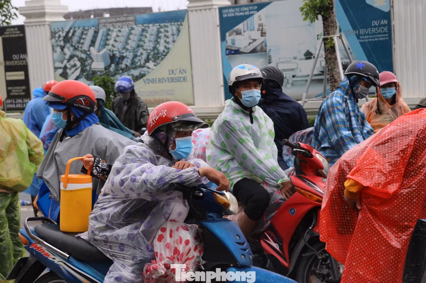 Đa số quê ở các tỉnh phía Bắc, trên hành trình về quê, họ đã vượt khoảng 1.000 km từ TPHCM và các tỉnh phía Nam đến Nghệ An và sẽ tiếp tục di chuyển thêm hàng trăm km.