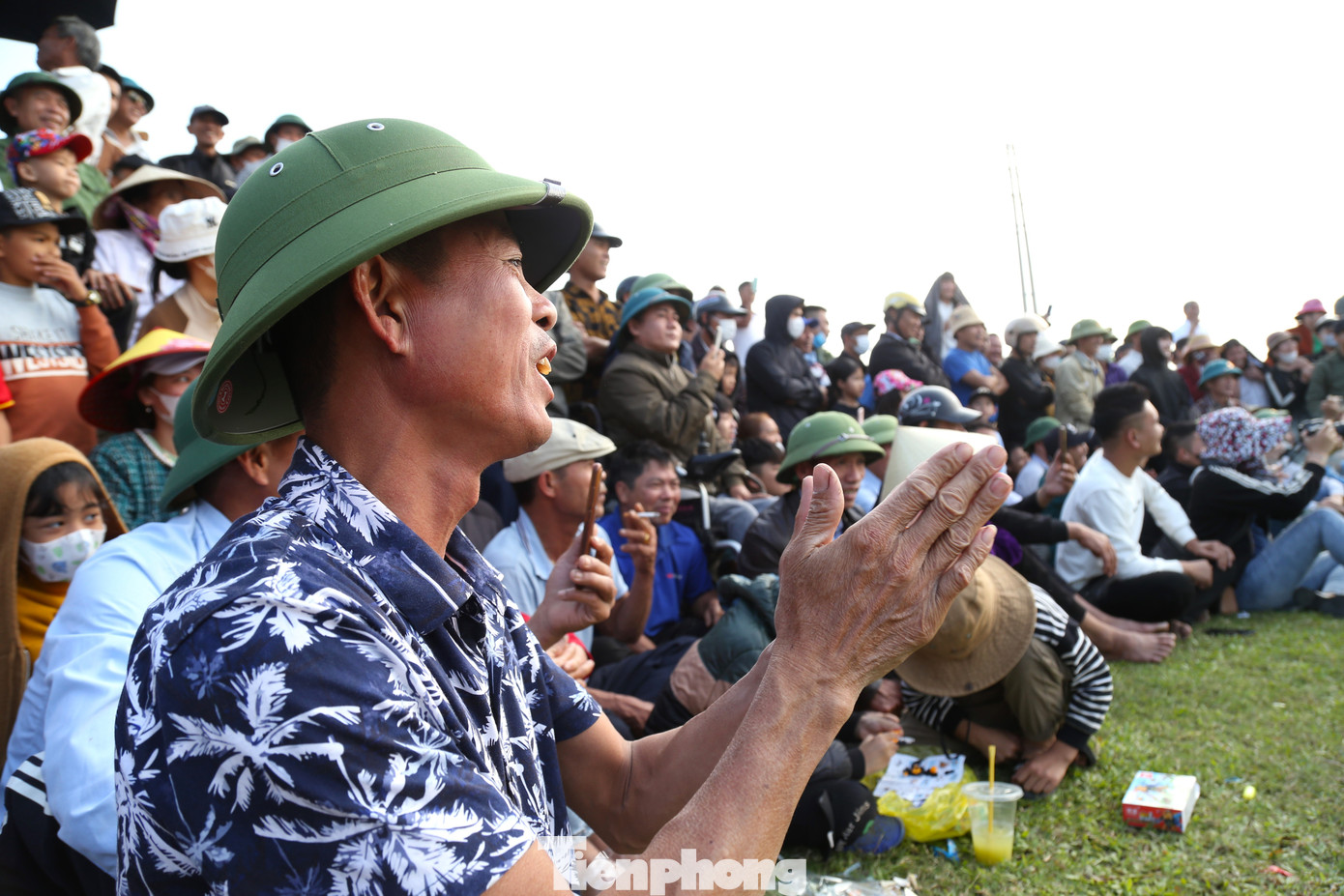 Người dân reo hò phấn khích.