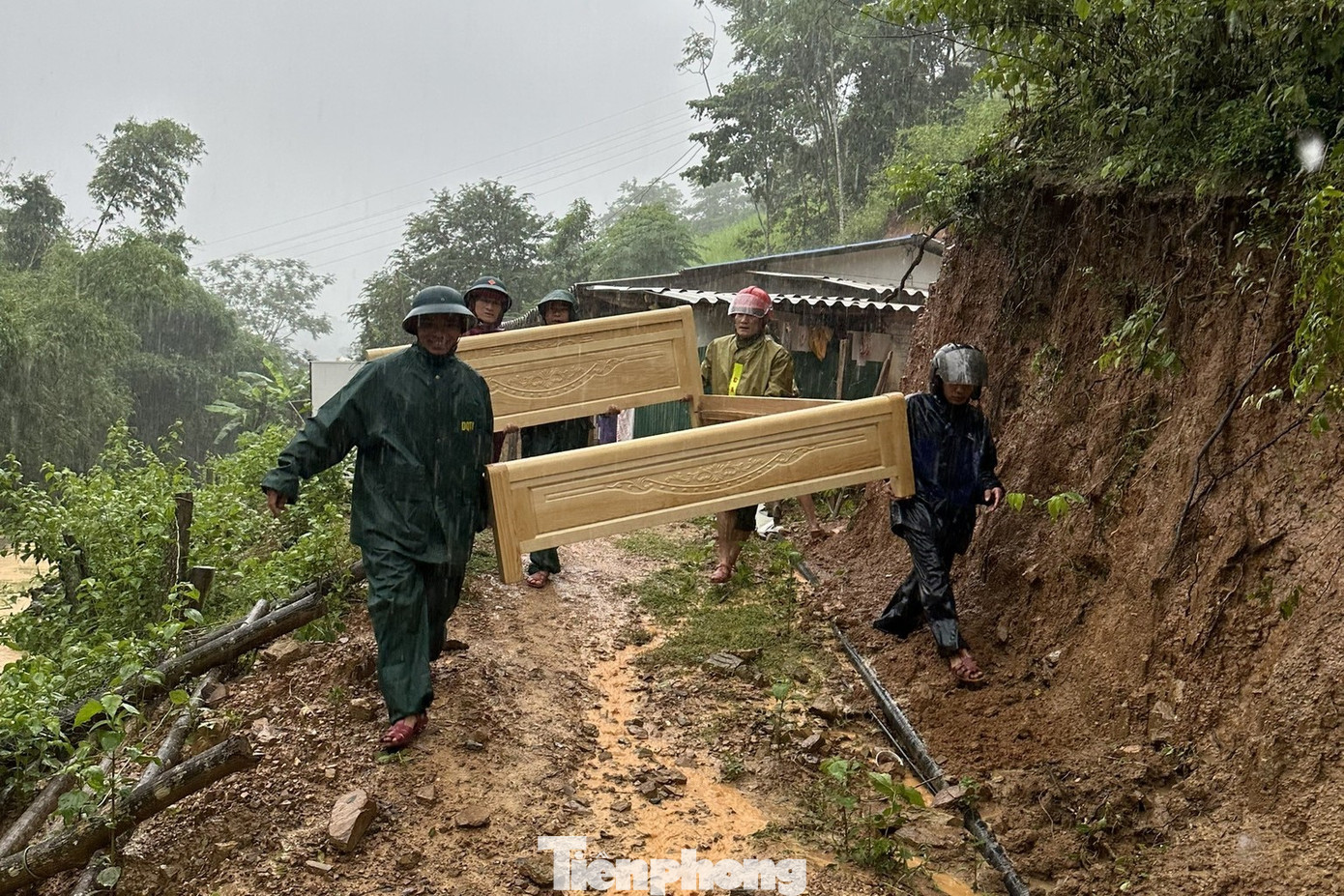 Trước ảnh hưởng của mưa lũ, lãnh đạo Công an tỉnh Nghệ An đã chỉ đạo công an các đơn vị, địa phương huy động hơn 1.700 cán bộ, chiến sĩ tăng cường bám địa bàn, cơ sở, thường trực tại các điểm sạt lở, ngập sâu, ngập tràn để cắm biển cấm, biển cảnh báo, cảnh giới, không để người dân đi qua khu vực nguy hiểm; phối hợp với các ngành chức năng tổ chức giúp đỡ nhân dân khắc phục hậu quả sau bão và ứng phó với các tình huống xấu có thể xảy ra.