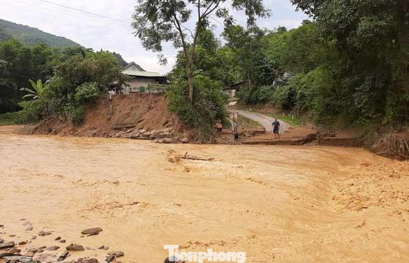 Đến sáng 14/9, dù trời đã tạnh mưa nhưng hơn 20 bản nghèo của 4 xã ở huyện Kỳ Sơn (Nghệ An) vẫn bị cô lập. Ngoài ra, 5 điểm trường mầm non, tiểu học ở xã Bảo Nam và Chiêu Lưu cũng đang bị cô lập do đường đi chia cắt. Các giáo viên phải "trèo đèo lội suối" nhiều giờ đồng hồ.