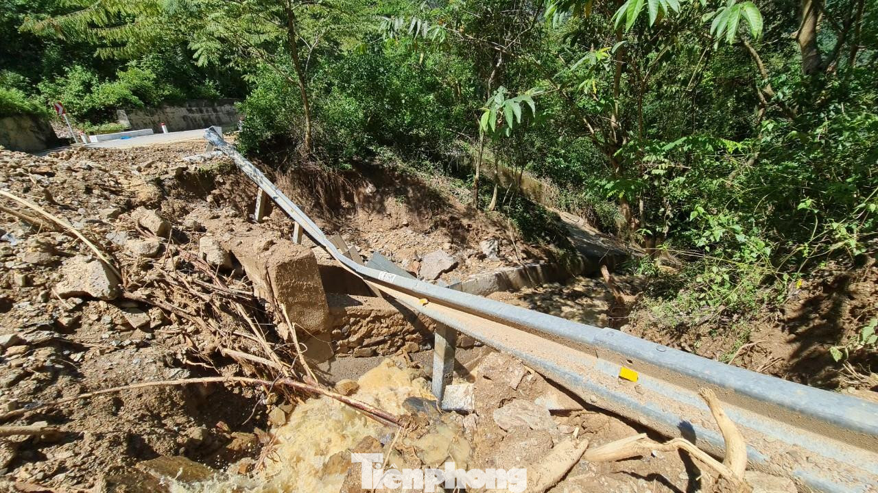 Ông Nguyễn Việt Phương - Trưởng văn phòng quản lý đường bộ, Khu QLĐB II cho biết, hiện trên tuyến quốc lộ 7 có 12 điểm sạt ta-luy âm, trong đó có những điểm sạt sâu vào lòng đường như ở đoạn Km 219, đoạn qua bản Noọng Dẻ (xã Nậm Cắn). Ông Nguyễn Việt Phương - Trưởng văn phòng quản lý đường bộ, Khu QLĐB II cho biết, hiện trên tuyến quốc lộ 7 có 12 điểm sạt ta-luy âm, trong đó có những điểm sạt sâu vào lòng đường như ở đoạn Km 219, đoạn qua bản Noọng Dẻ (xã Nậm Cắn).