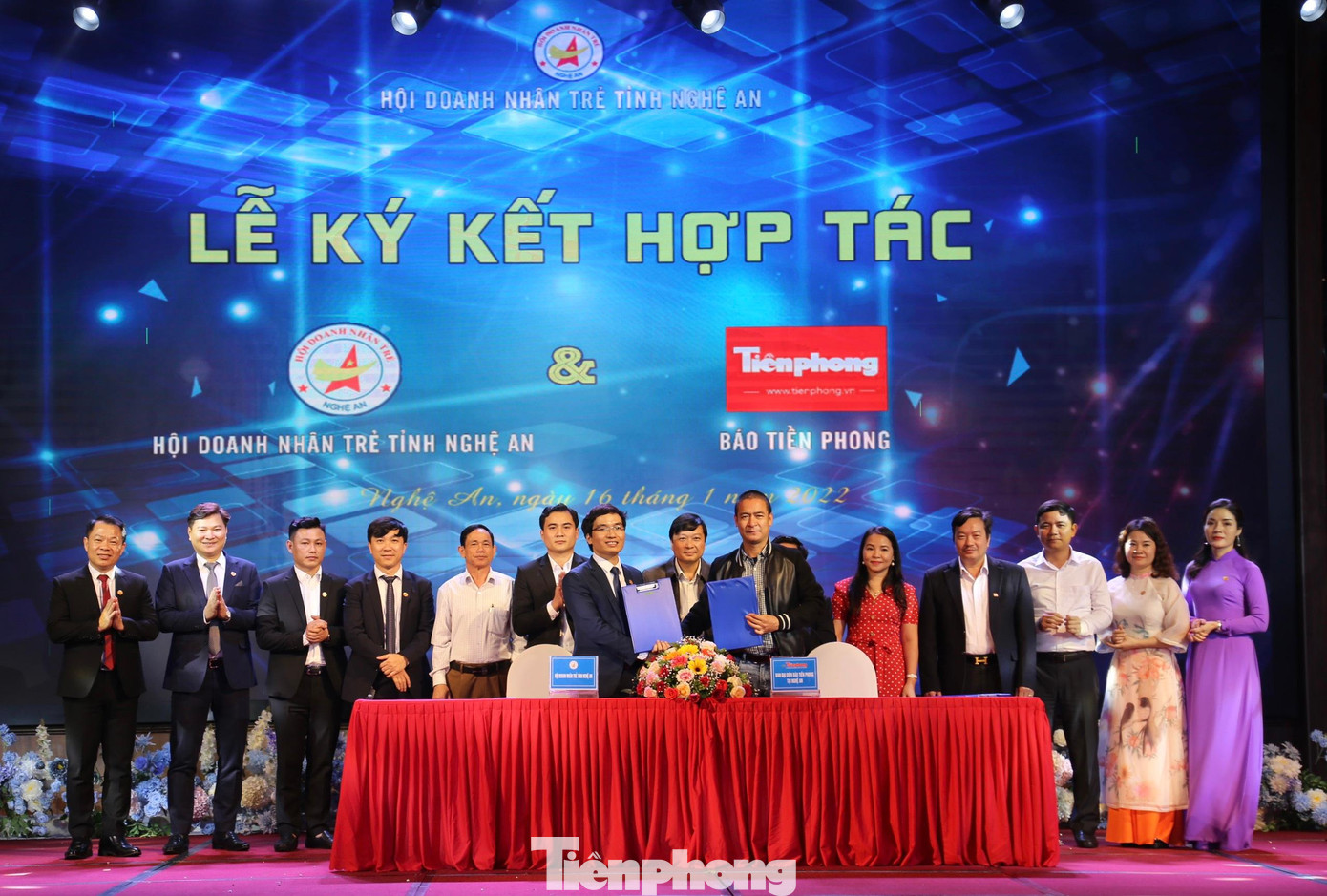 Phó Chủ tịch thường trực UBND tỉnh Nghệ An Lê Hồng Vinh và các đại biểu chứng kiến lễ ký kết hợp tác giữa Hội Doanh nhân trẻ Nghệ An với báo Tiền Phong.