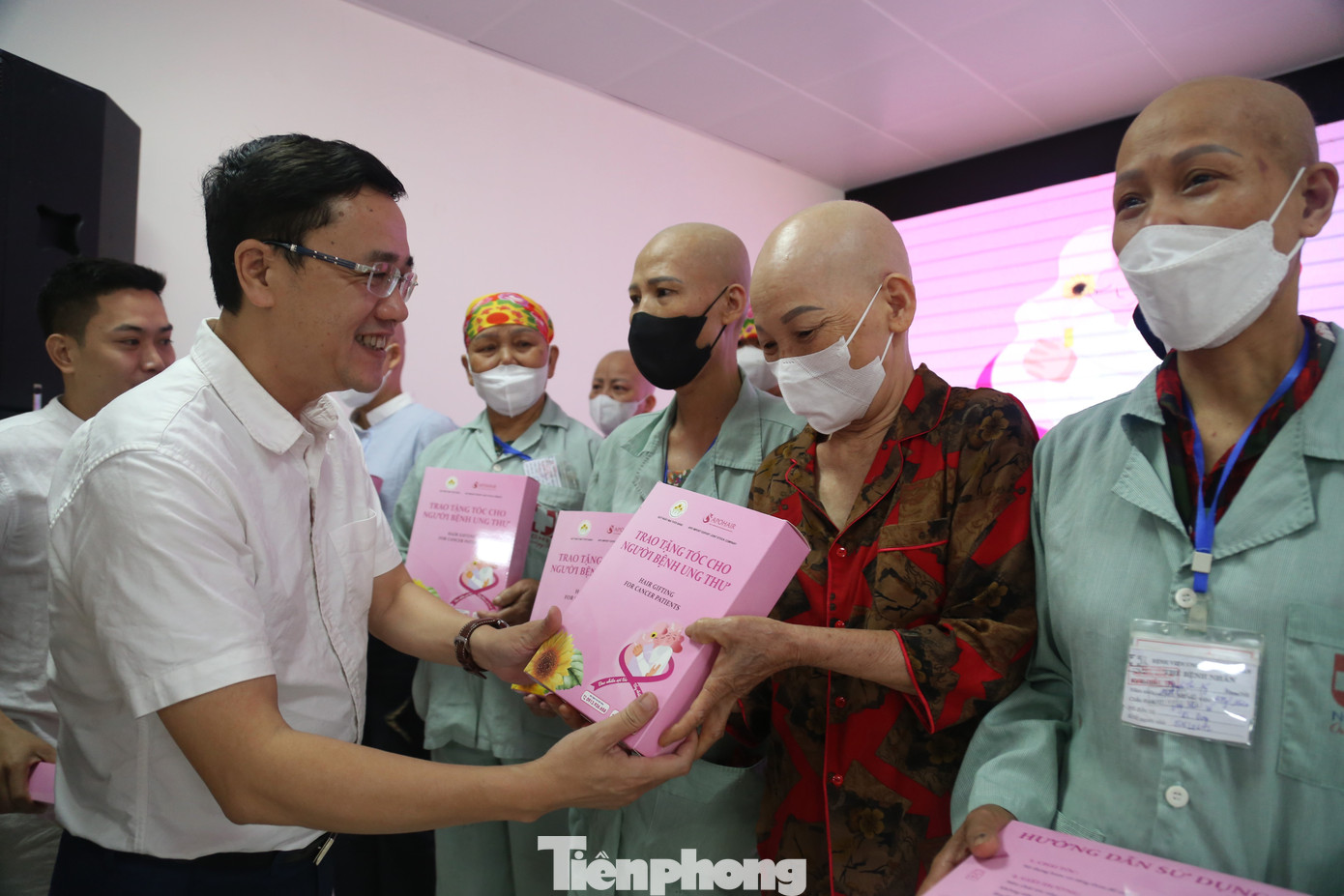 Các bệnh nhân ung thư xúc động khi được trao tặng tóc.