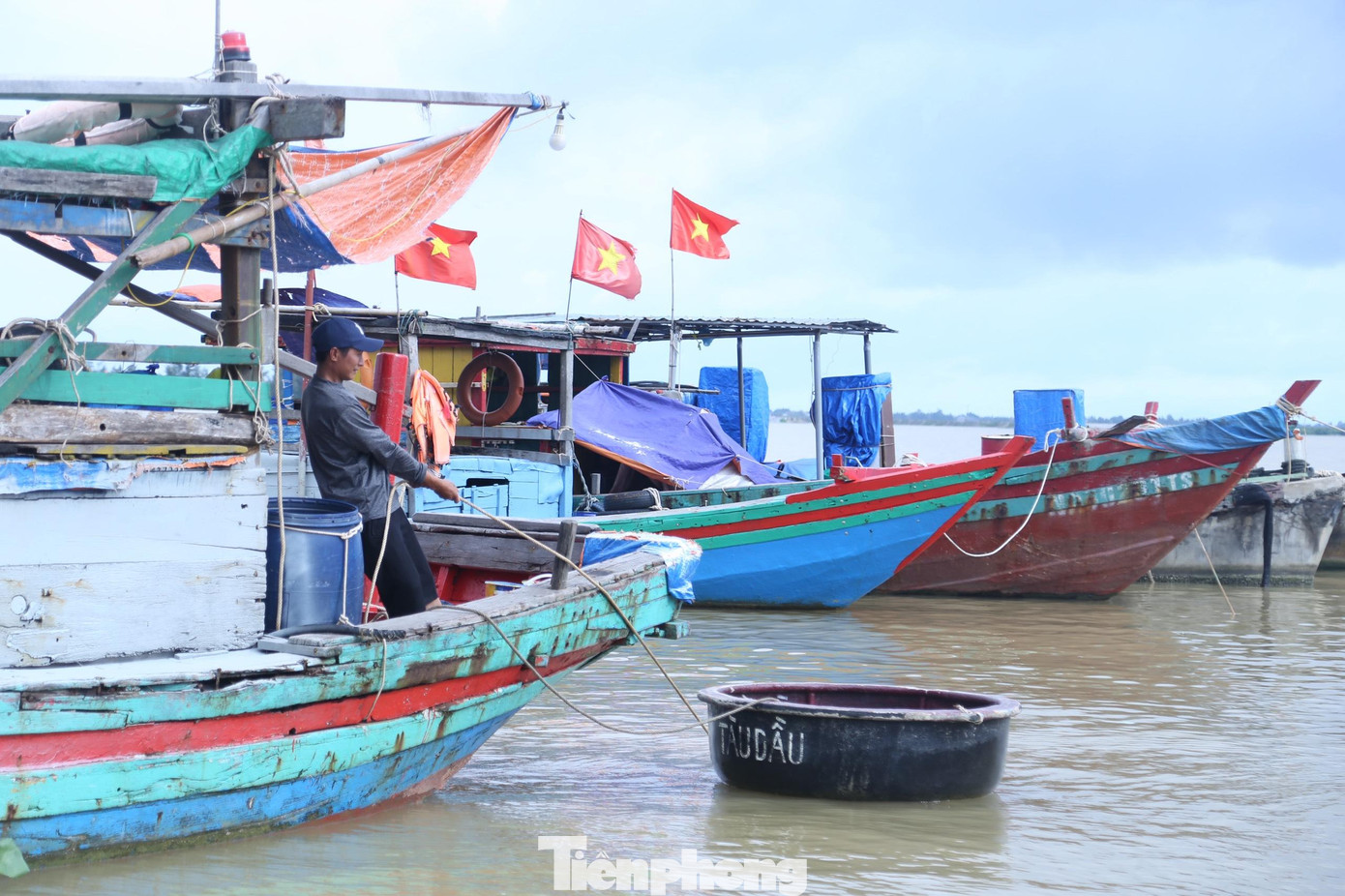 Theo báo cáo nhanh của Cơ quan thường trực Ban Chỉ huy phòng, chống thiên tai và tìm kiếm cứu nạn Bộ đội Biên phòng tỉnh Nghệ An, đến cuối ngày 24/9, đã có 2.836 phương tiện tàu thuyền và 12.601 lao động đang neo đậu tại bến. Số phương tiện đang hoạt động trên biển: 512 phương tiện/ 3.196 lao động. Không có phương tiện nằm trong khu vực nguy hiểm. Theo báo cáo nhanh của Cơ quan thường trực Ban Chỉ huy phòng, chống thiên tai và tìm kiếm cứu nạn Bộ đội Biên phòng tỉnh Nghệ An, đến cuối ngày 24/9, đã có 2.836 phương tiện tàu thuyền và 12.601 lao động đang neo đậu tại bến. Số phương tiện đang hoạt động trên biển: 512 phương tiện/ 3.196 lao động. Không có phương tiện nằm trong khu vực nguy hiểm.