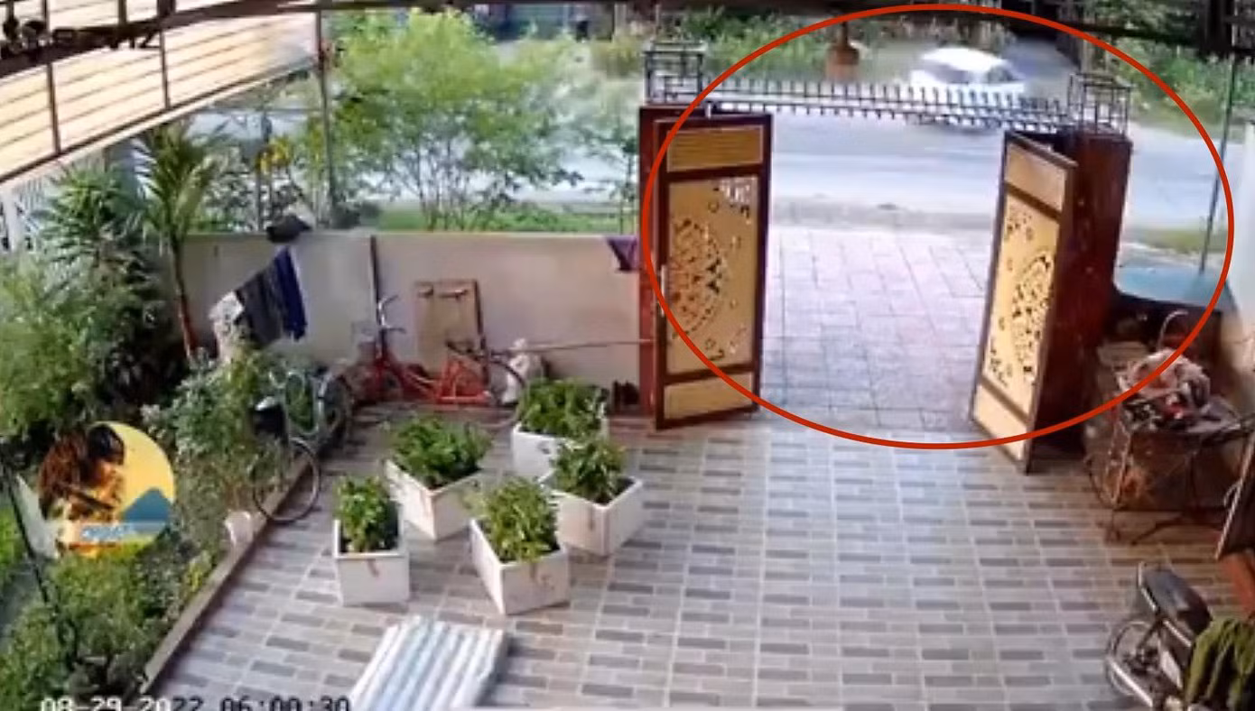 Vụ tai nạn kinh hoàng khiến một người tử vong. Ảnh cắt từ clip Vụ tai nạn kinh hoàng khiến một người tử vong. Ảnh cắt từ clip