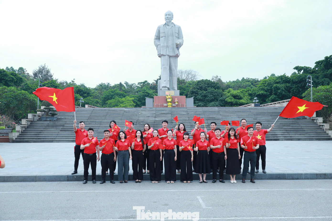 Các cấp bộ Đoàn Nghệ An cũng đã triển khai sâu rộng các hoạt động tuyên truyền cao điểm kỷ niệm 50 năm ngày Giải phóng miền Nam thống nhất đất nước với chủ đề "Hòa bình đẹp lắm". Nổi bật trong đó là hoạt động hưởng ứng “Tuần lễ áo cờ đỏ sao vàng” diễn ra từ ngày 23-30/4/2025.