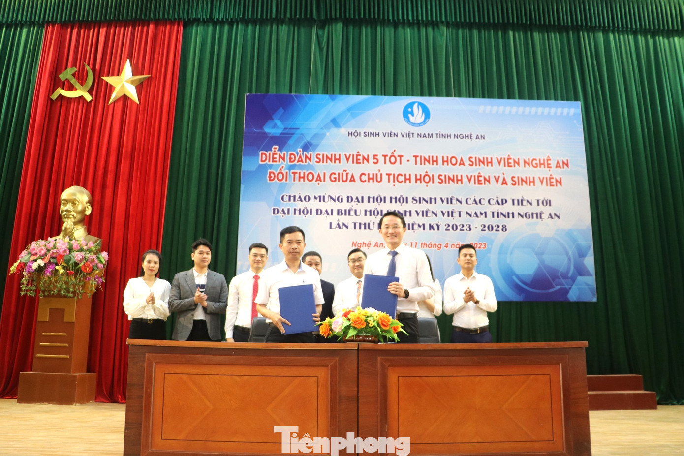 Hội Sinh viên tỉnh Nghệ An và Mobifone tỉnh Nghệ An thống nhất tổ chức lễ ký kết biên bản thỏa thuận hợp tác hỗ trợ sinh viên trên địa bàn tỉnh giai đoạn 2023 - 2027. Trao tặng 1.000 tài khoản ôn thi và học trực tuyến cho học sinh tỉnh Nghệ An.