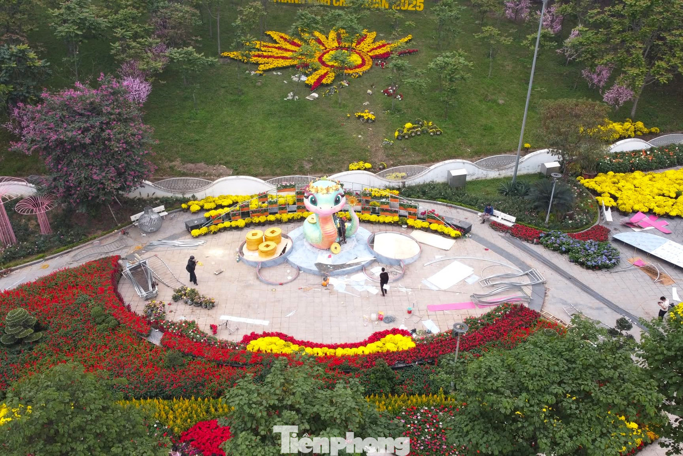 Ngày 25/1, các công nhân đang tất bật trang trí đường hoa nghệ thuật, chuẩn bị trưng bày trong dịp Tết. Trong đó nổi bật nhất là chú rắn - biểu tượng linh vật Tết Ất Tỵ được người dân chờ đón.