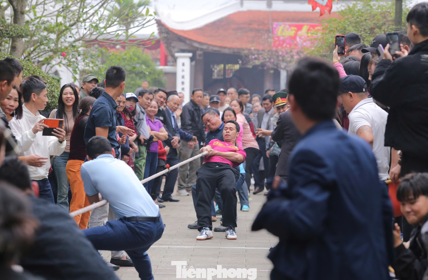 Các trò chơi dân gian được tổ chức tại sân Đền thờ Hoàng đế Quang Trung thu hút người dân, du khách tham gia.