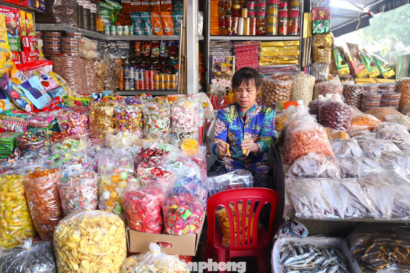 Bà Nguyễn Thị Loan - chủ một cửa hàng bán bánh kẹo, đồ khô tại chợ Vinh - cho biết, mọi năm sau Tết Dương lịch người dân đã rốt ráo lo sắm Tết, dự trữ thực phẩm như bánh, kẹo, mứt trong nhà. Tuy nhiên, năm nay hàng đã lên kệ nhiều ngày nhưng rất ế ẩm. Thị trường Tết năm nay khó đoán, nên bà chỉ nhập lượng vừa hàng về bán, chờ xem tình hình khả quan mới dám nhập tiếp. Bà Nguyễn Thị Loan - chủ một cửa hàng bán bánh kẹo, đồ khô tại chợ Vinh - cho biết, mọi năm sau Tết Dương lịch người dân đã rốt ráo lo sắm Tết, dự trữ thực phẩm như bánh, kẹo, mứt trong nhà. Tuy nhiên, năm nay hàng đã lên kệ nhiều ngày nhưng rất ế ẩm. Thị trường Tết năm nay khó đoán, nên bà chỉ nhập lượng vừa hàng về bán, chờ xem tình hình khả quan mới dám nhập tiếp.