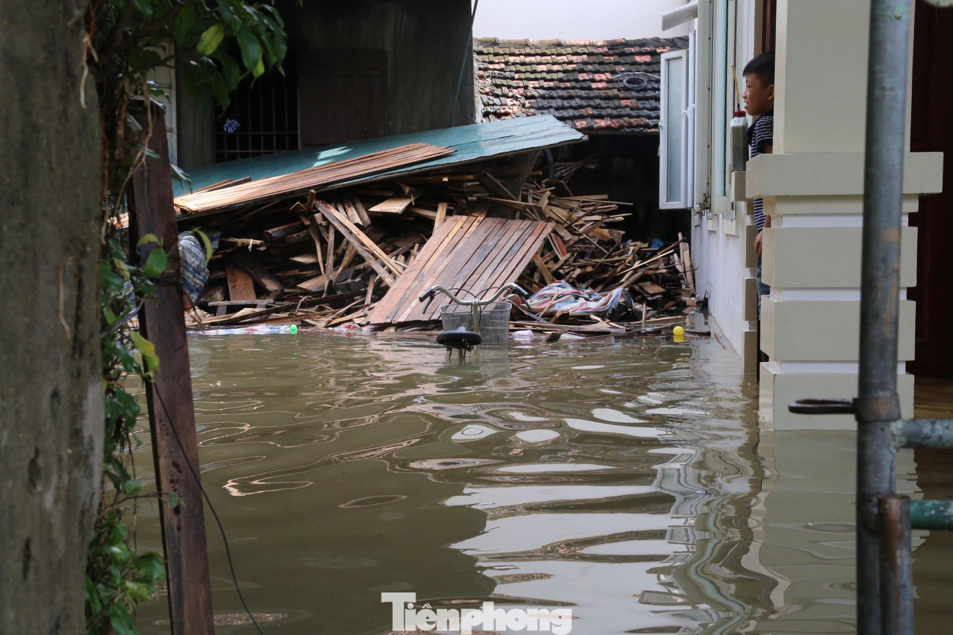 Nhiều đồ đạc chìm trong biển nước Nhiều đồ đạc chìm trong biển nước