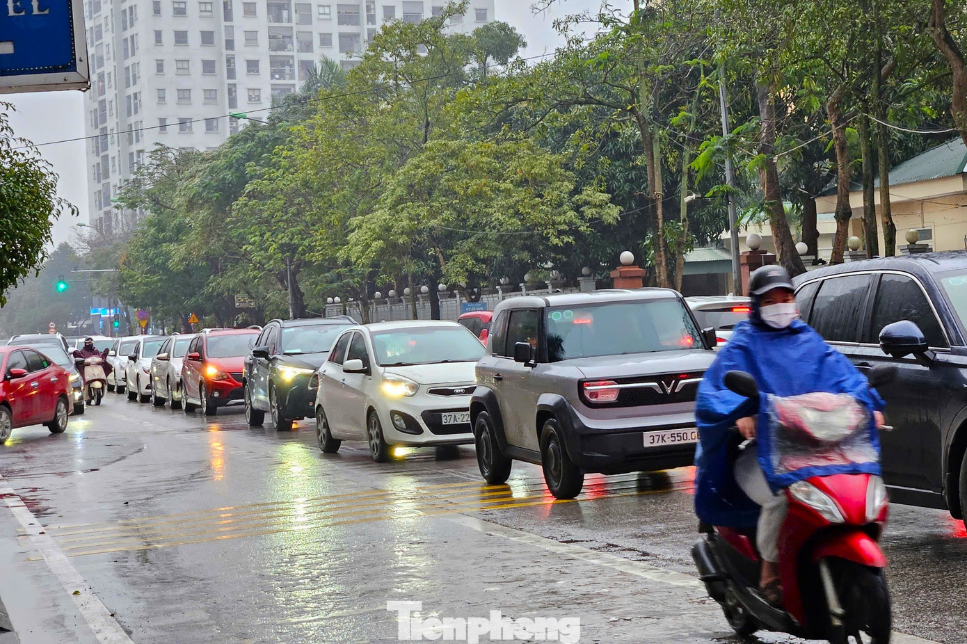 Ghi nhận chiều 18/2, thời tiết mưa rét khiến đường phố ở TP. Vinh (Nghệ An) trong tình trạng ùn tắc nghiêm trọng, đặc biệt vào giờ cao điểm. Trong ảnh: Các phương tiện di chuyển khó khăn trên đường Duy Tân.