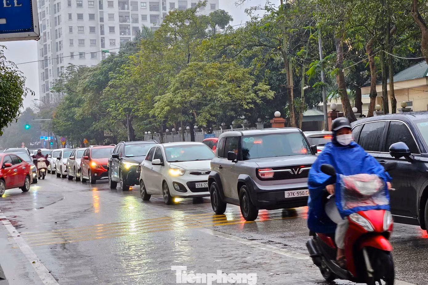 Ghi nhận chiều 18/2, thời tiết mưa rét khiến đường phố ở TP. Vinh (Nghệ An) trong tình trạng ùn tắc nghiêm trọng, đặc biệt vào giờ cao điểm. Trong ảnh: Các phương tiện di chuyển khó khăn trên đường Duy Tân.