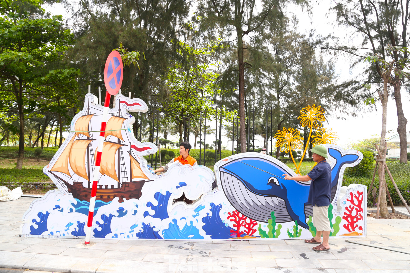 Theo ghi nhận, dọc các tuyến đường, công nhân đang đẩy nhanh tiến độ hoàn thành các điểm check-in, trang trí các tiểu cảnh để phục vụ du khách. Theo ghi nhận, dọc các tuyến đường, công nhân đang đẩy nhanh tiến độ hoàn thành các điểm check-in, trang trí các tiểu cảnh để phục vụ du khách.