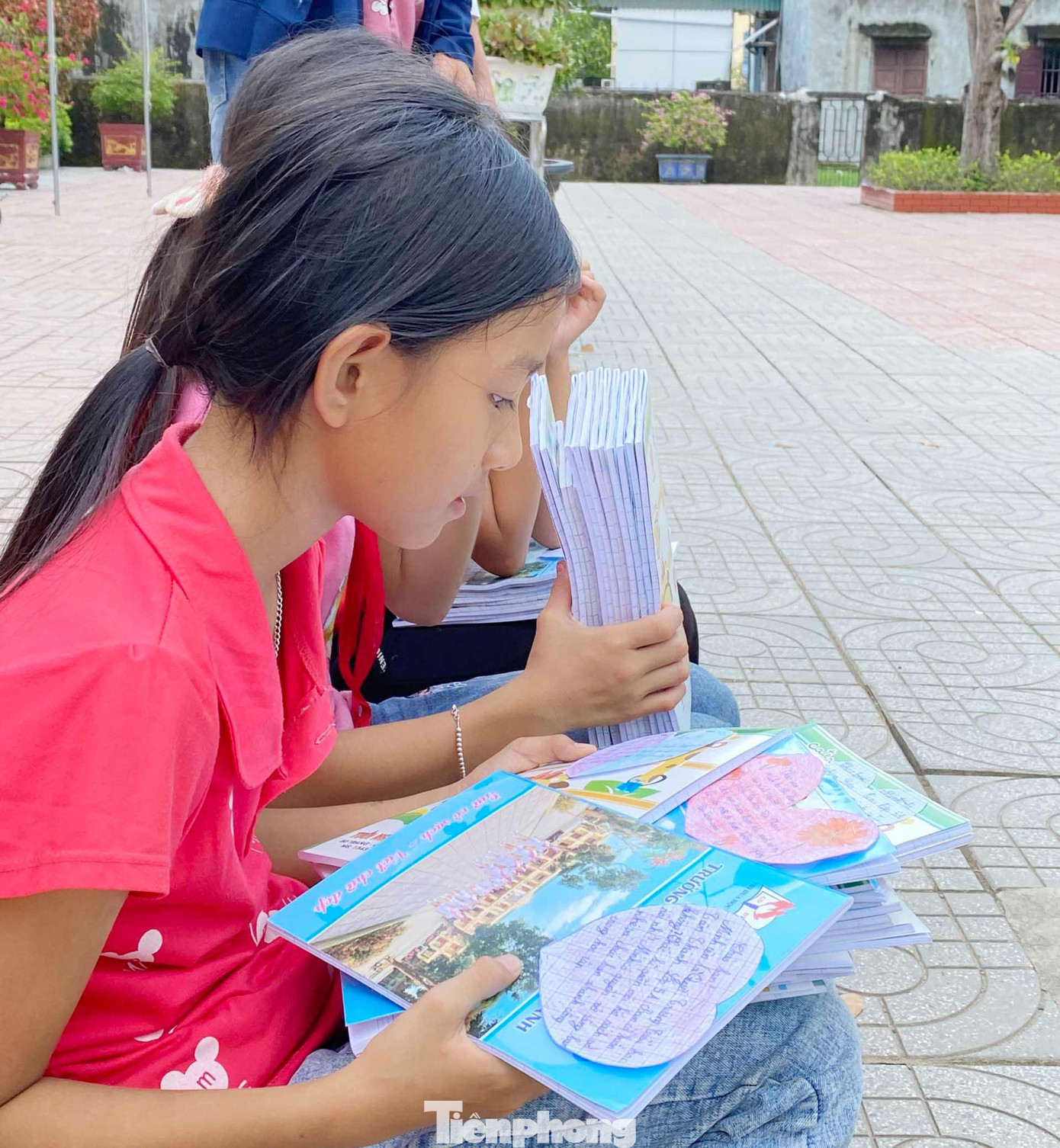 Những quyển vở viết tuy giá trị vật chất không nhiều, nhưng chứa đựng tình cảm lớn. Các em mong rằng sự giúp đỡ, chia sẻ của mình sẽ là nguồn động lực, niềm vui cho các bạn cùng trang lứa ở vùng lũ, để các bạn sớm quay lại học tập bình thường.