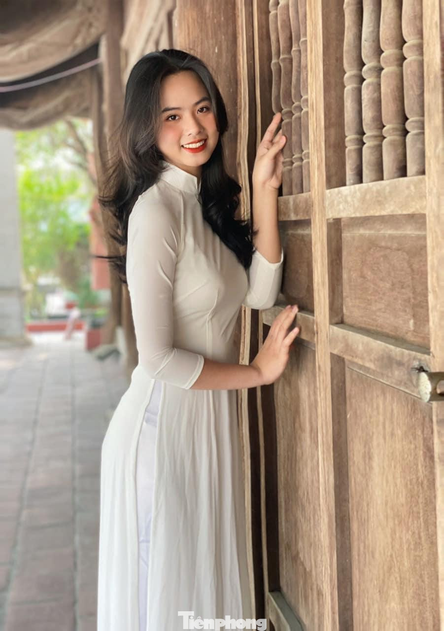 Thả dáng trong tà áo dài thướt tha, nữ cán bộ Đoàn Nghệ An toát lên vẻ đẹp dịu dàng, duyên dáng.