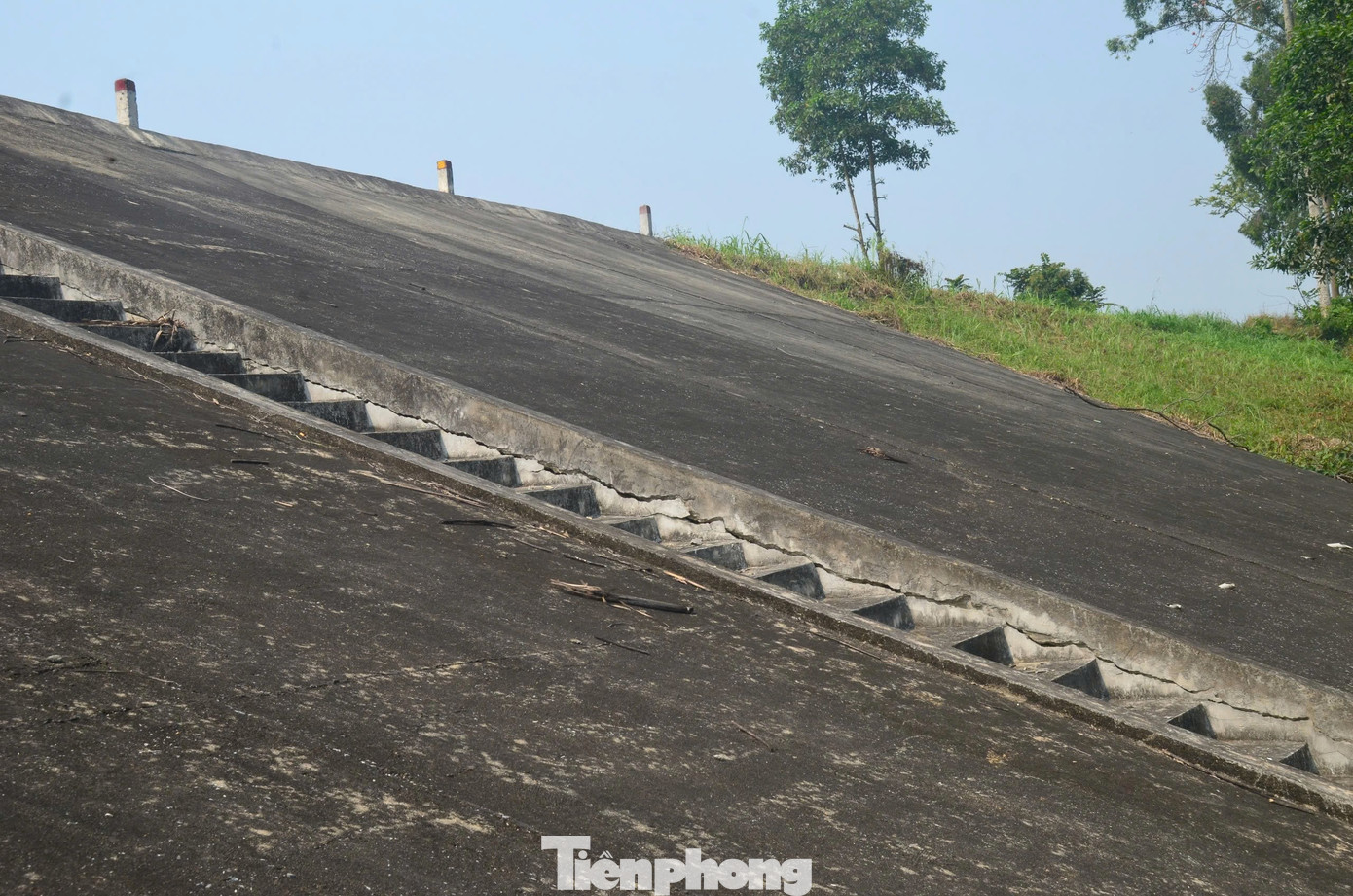 Phần thân cống có đoạn bị nứt sâu, độ rộng hơn 10cm kéo dài từ mặt cống xuống đến chân cống.
