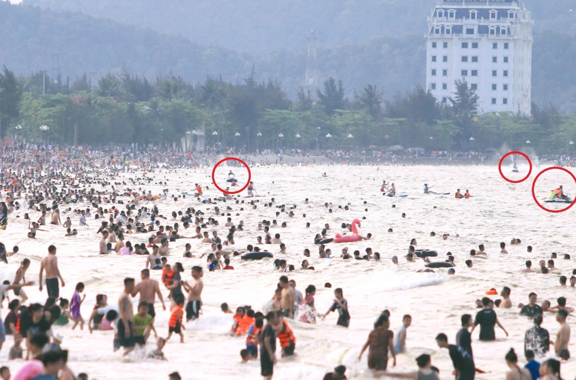 Mô tô nước hoạt động tại bãi biển Cửa Lò.