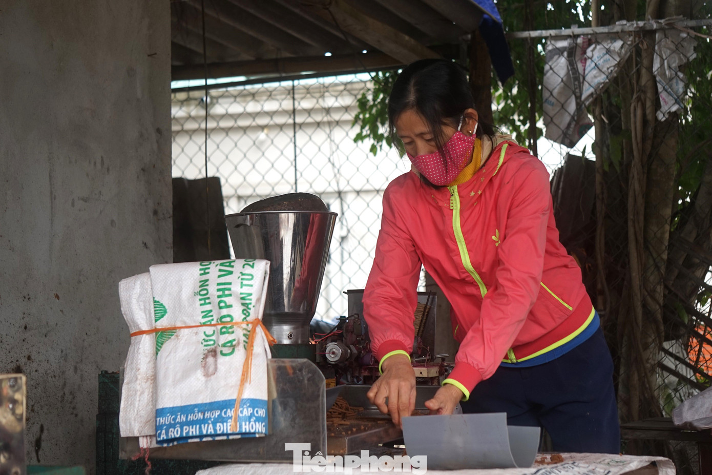 Gắn bó với nghề làm hương truyền thống gần 40 năm, chị Lê Thị Nga (xóm Tây Lân, xã Nghi Trường) cho biết, nguyên liệu để làm hương hoàn toàn bằng các loại thảo mộc như rễ hương, hoa hồi, quế chi… Ưu điểm của loại hương này không gây độc hại với sức khỏe người sử dụng, cũng như người trực tiếp sản xuất, mùi thơm dễ chịu.