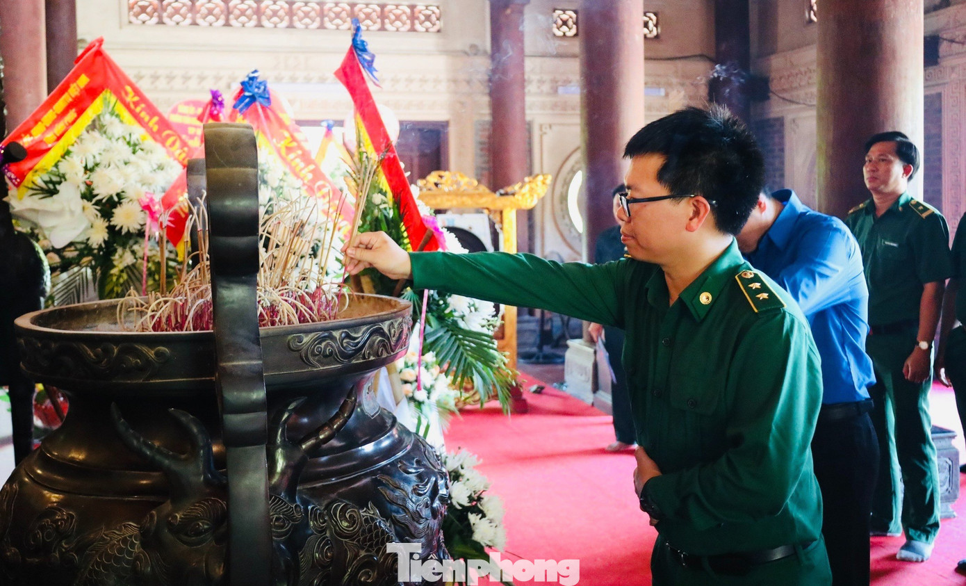 Anh Lê Thanh Tú, Ủy viên Ban Thường vụ, Trưởng Ban Thanh niên xung phong T.Ư Đoàn dâng hương tưởng niệm các anh hùng, liệt sỹ TNXP