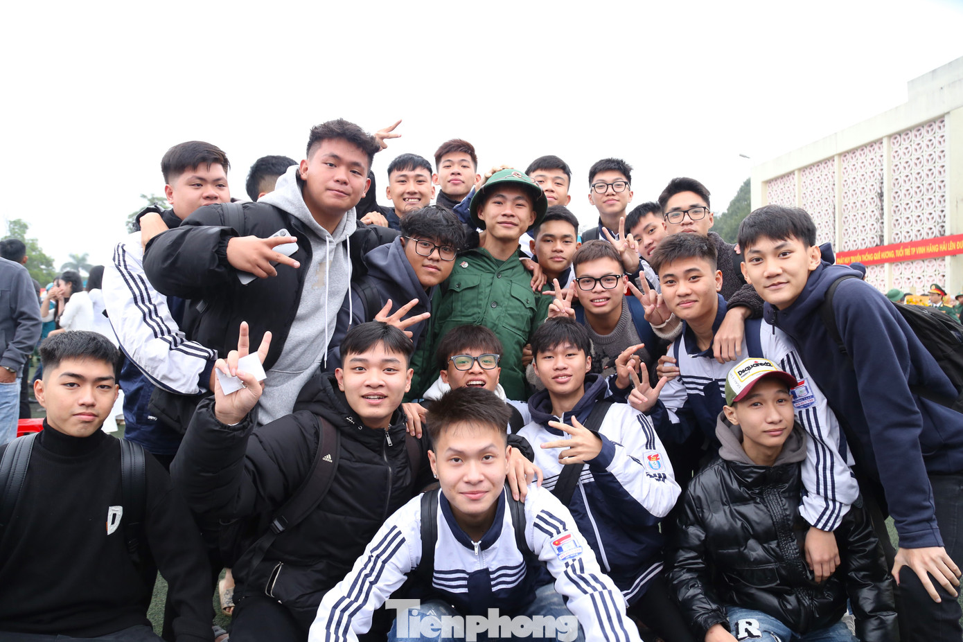 Nhóm bạn động viên người bạn của mình trước khi lên đường nhập ngũ. Nhóm bạn động viên người bạn của mình trước khi lên đường nhập ngũ.