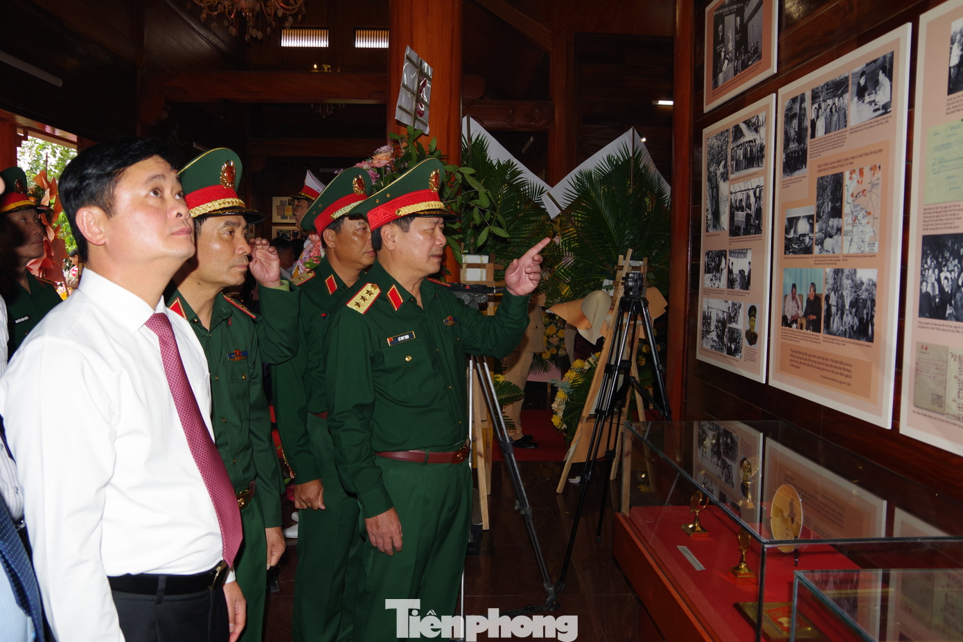 Các đại biểu xem các hiện vật, hình ảnh tư liệu về cuộc đời và sự nghiệp của Đại tướng Chu Huy Mân tại Nhà tưởng niệm đồng chí Đại tướng ở xã Hưng Hòa, TP. Vinh (Nghệ An).