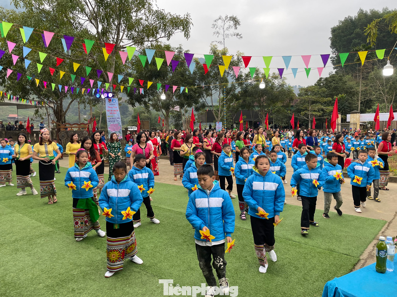 Màn đồng diễn múa hát sân trường và các trò chơi dân gian đến từ các em học sinh trường Tiểu học Châu Cường. Màn đồng diễn múa hát sân trường và các trò chơi dân gian đến từ các em học sinh trường Tiểu học Châu Cường.