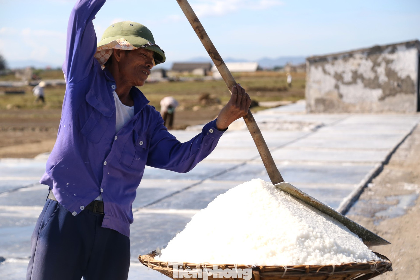 Theo nhiều diêm dân, giá muối nhiều năm nay vẫn chưa thoát khỏi sự phập phù, lên xuống. Điệp khúc được mùa mất giá, được giá mất mùa vẫn cứ luẩn quẩn.