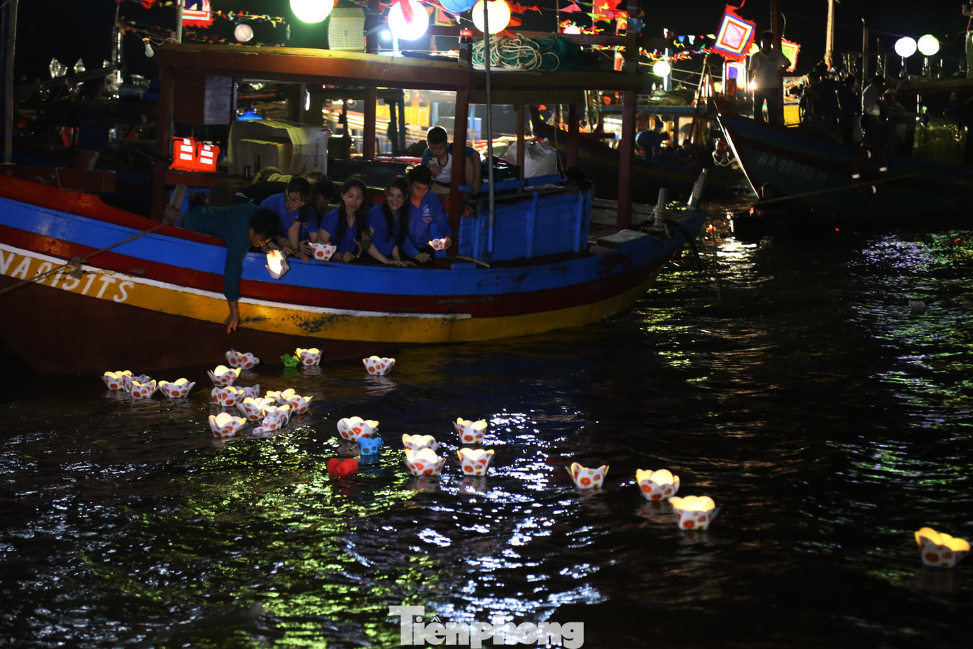 Đoàn viên thanh niên thả đèn hoa đăng. Đoàn viên thanh niên thả đèn hoa đăng.