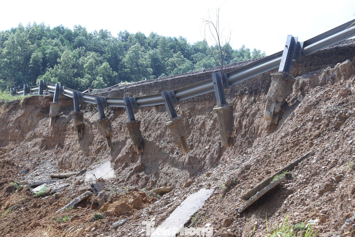 "Chúng tôi đang triển khai khắc phục bằng cách xếp rọ đá từ 5 – 7 lớp, sau đó đắp đất, vỗ mái; trên cùng là phủ lớp bê tông dày 7 – 10cm. Vì điểm sạt lở sâu, địa chất yếu, phần móng phải đóng thêm cọc cừ, cọc tre để đảm bảo ổn định. Bên cạnh đó quãng đường vận chuyển vật liệu xa nên thời gian thi công tương đối lâu”, ông Sơn chia sẻ.