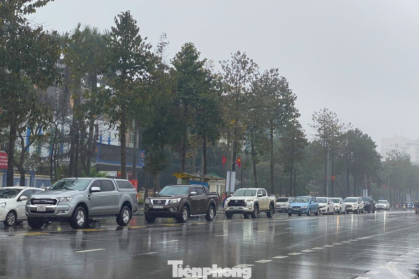 Ô tô xếp hàng dài trên đường Trường Thi.