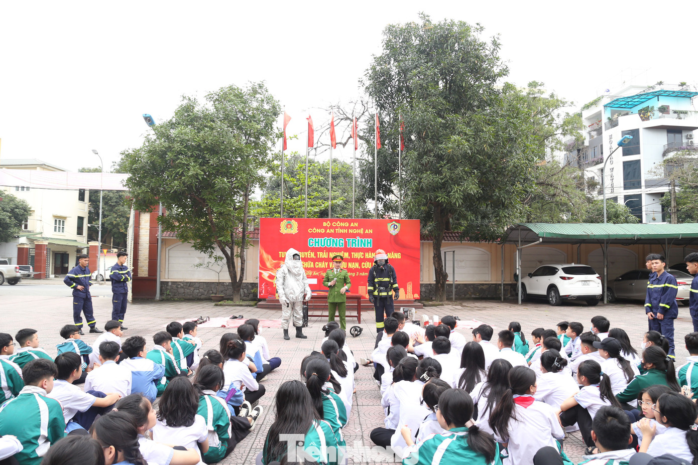 Trong hai ngày 16-17/3, Công an tỉnh Nghệ An tổ chức chương trình tuyên truyền, trải nghiệm, thực hành chữa cháy và cứu nạn, cứu hộ cho người dân, học sinh trên địa bàn.