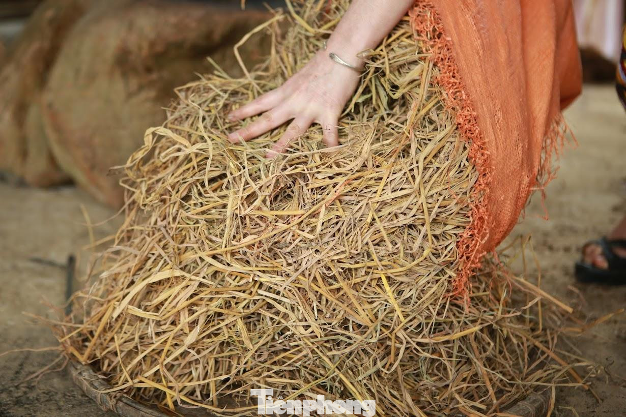 Bánh chưng đen là loại bánh đặc biệt mang nét riêng của người Thái Tày Thanh, nguyên liệu chính chỉ là gạo nếp trắng và được nhuộm đen bằng tro rơm. Cứ bắt đầu vào vụ mùa gặt cuối cùng của năm, người Thái đen lại tích một ít rơm khô để ngày cận Tết gói bánh chưng. Rơm được bà con cất trữ ở đây phải từ cây lúa nếp do chính tay người trong gia đình mình cắt, sau khi rửa sạch phơi khô và cất lên giàn cao ở trong nhà.