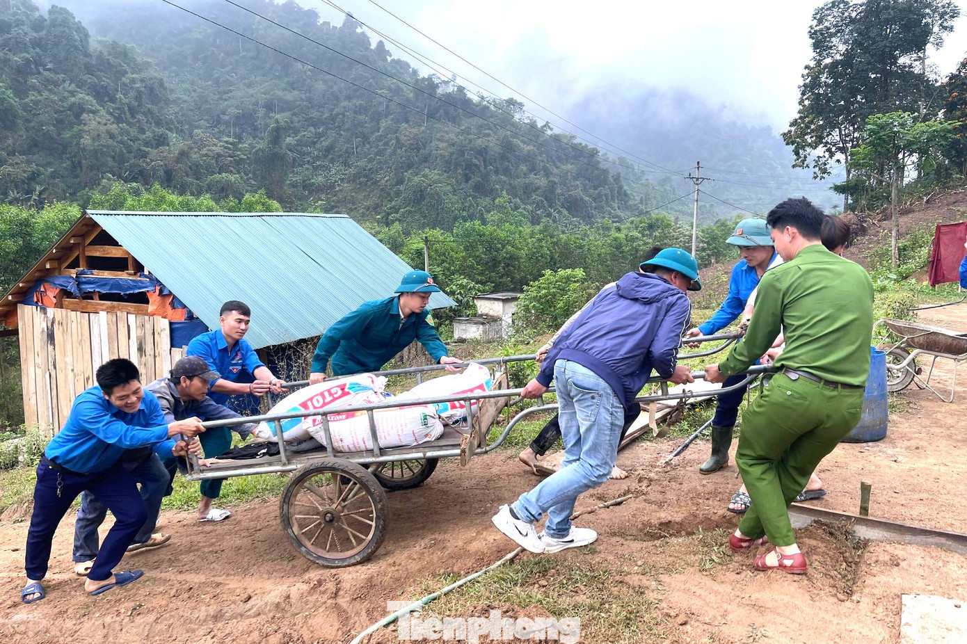 Đường đi nhỏ lại rất dốc nên phải dùng hết sức để đẩy xe kéo.