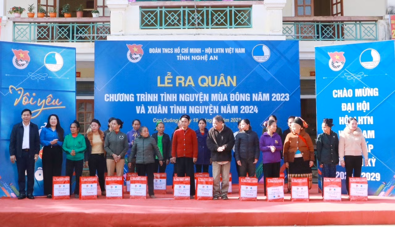 Trao tặng 20 suất quà là nhu yếu phẩm cho hộ gia đình có hoàn cảnh khó khăn trên địa bàn xã Thạch Ngàn.