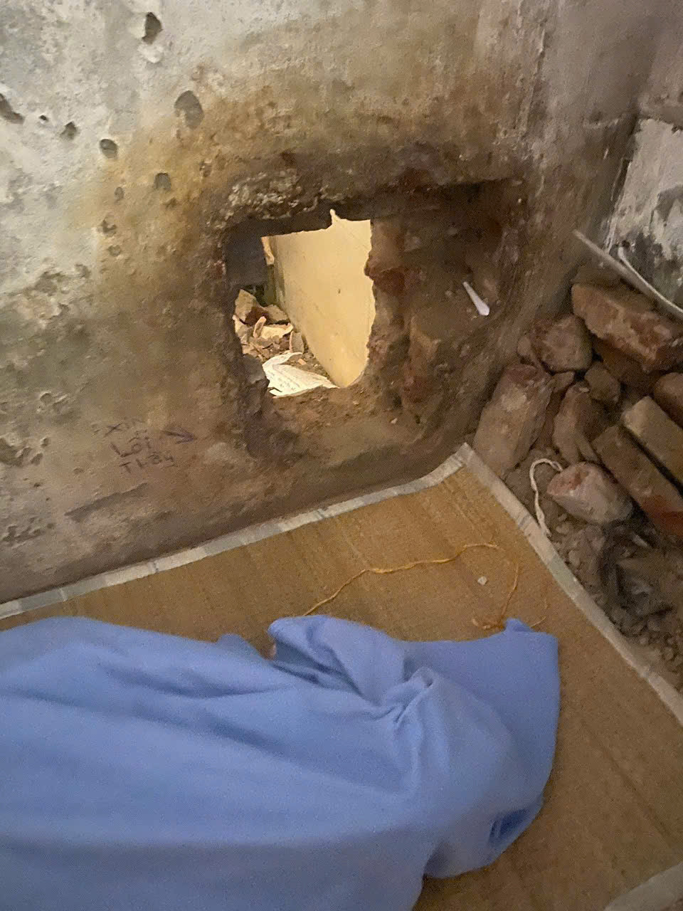 Hình ảnh các đối tượng khoét tường để trốn khỏi trại giam