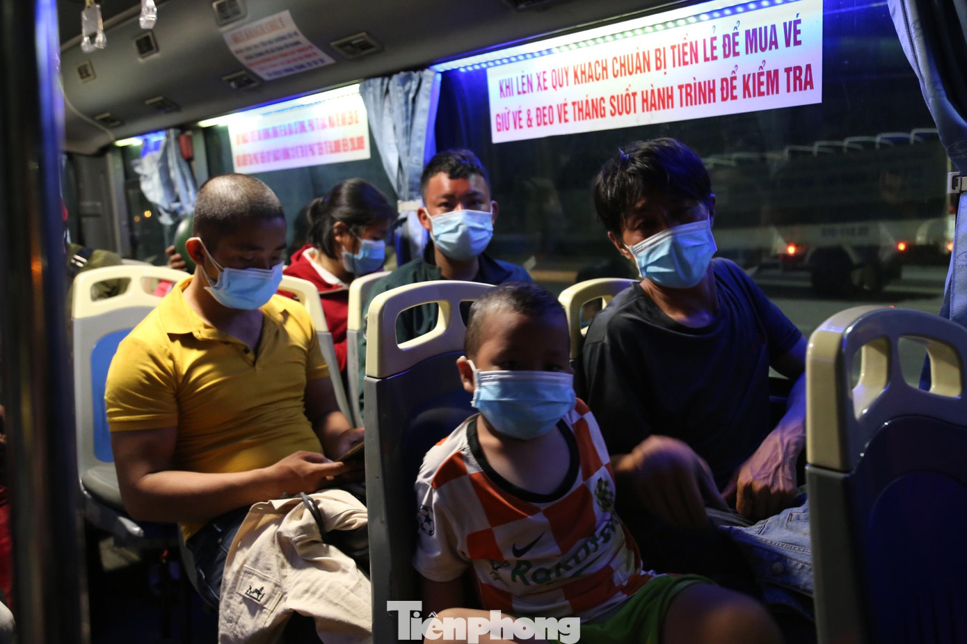 Lên xe buýt để về quê nhà.