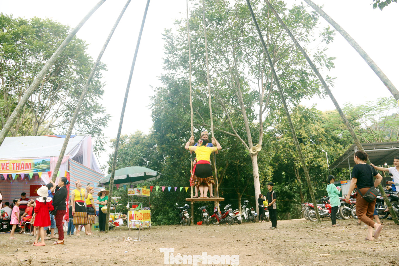 Trò chơi đánh đu là trò chơi truyền thống, phù hợp với mọi đối tượng và không giới hạn số lượng người tham gia.